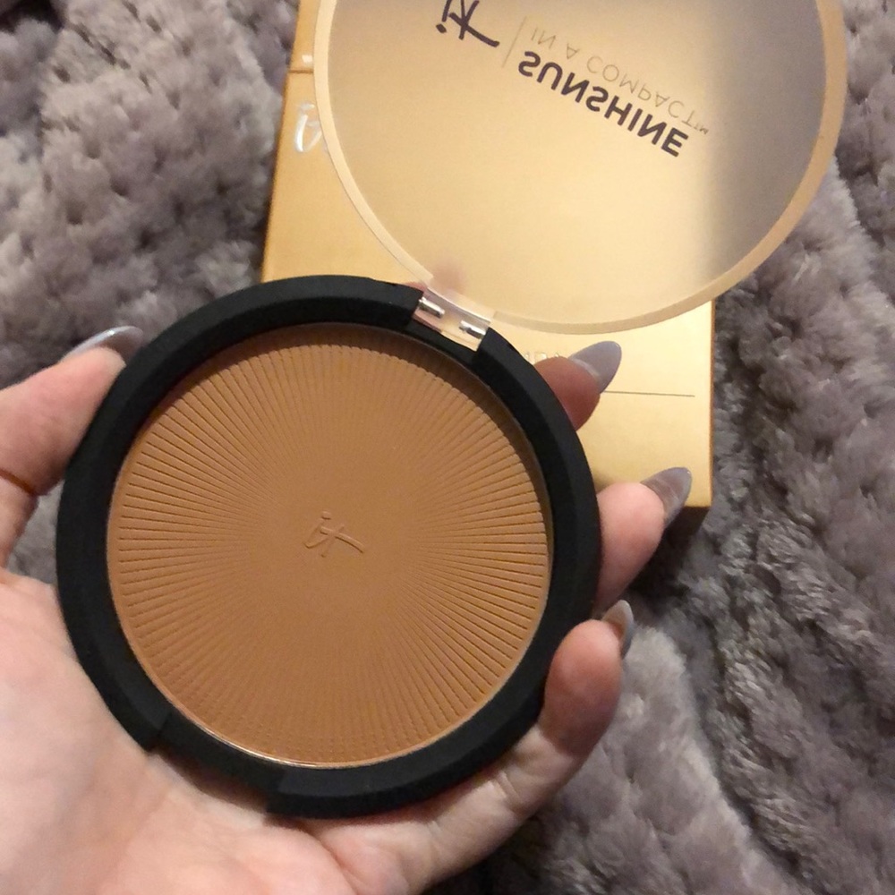 Brand new! It cosmetics bronzer - warmth